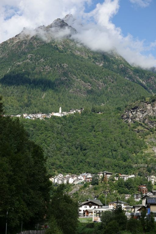 Notre objectif : aller à pied  jusqu'au village perché de Primolo, en passant par Chiesa que l'on voit en bas